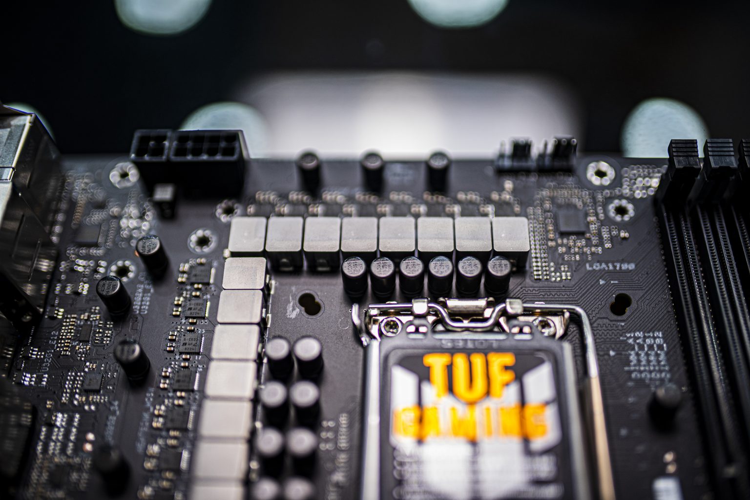Trên tay mainboard TUF Gaming Z790-Plus Wifi D4 – hầm hố vừa đủ, đủ đồ chơi cho anh em build PC Intel Gen 13