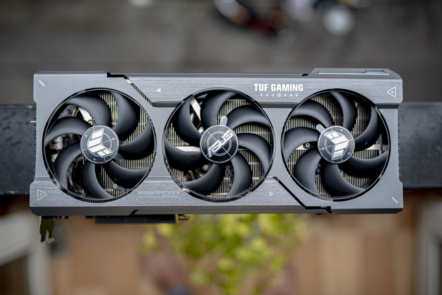 Trên tay ASUS TUF Gaming Radeon RX 7900 XTX OC Edition – card to, nặng, và bền bỉ