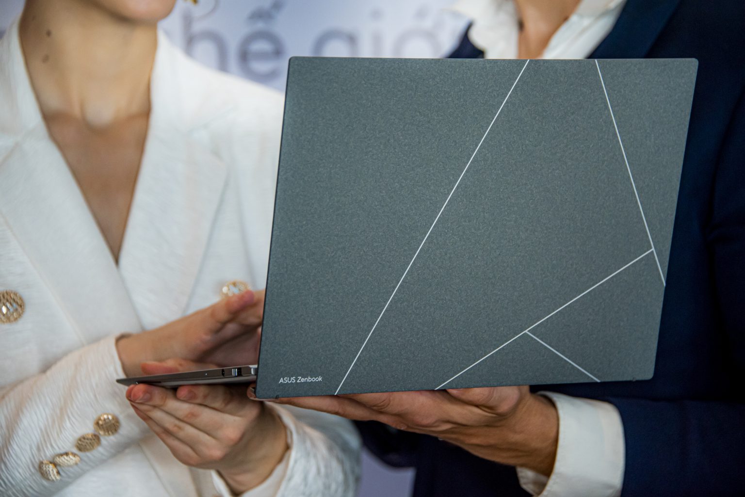 Trên tay ASUS Zenbook S13 OLED và ASUS Vivoook 14X OLED – laptop mỏng nhẹ nhất thế giới và laptop đồ hoạ dành cho sinh viên sẽ có gì ?