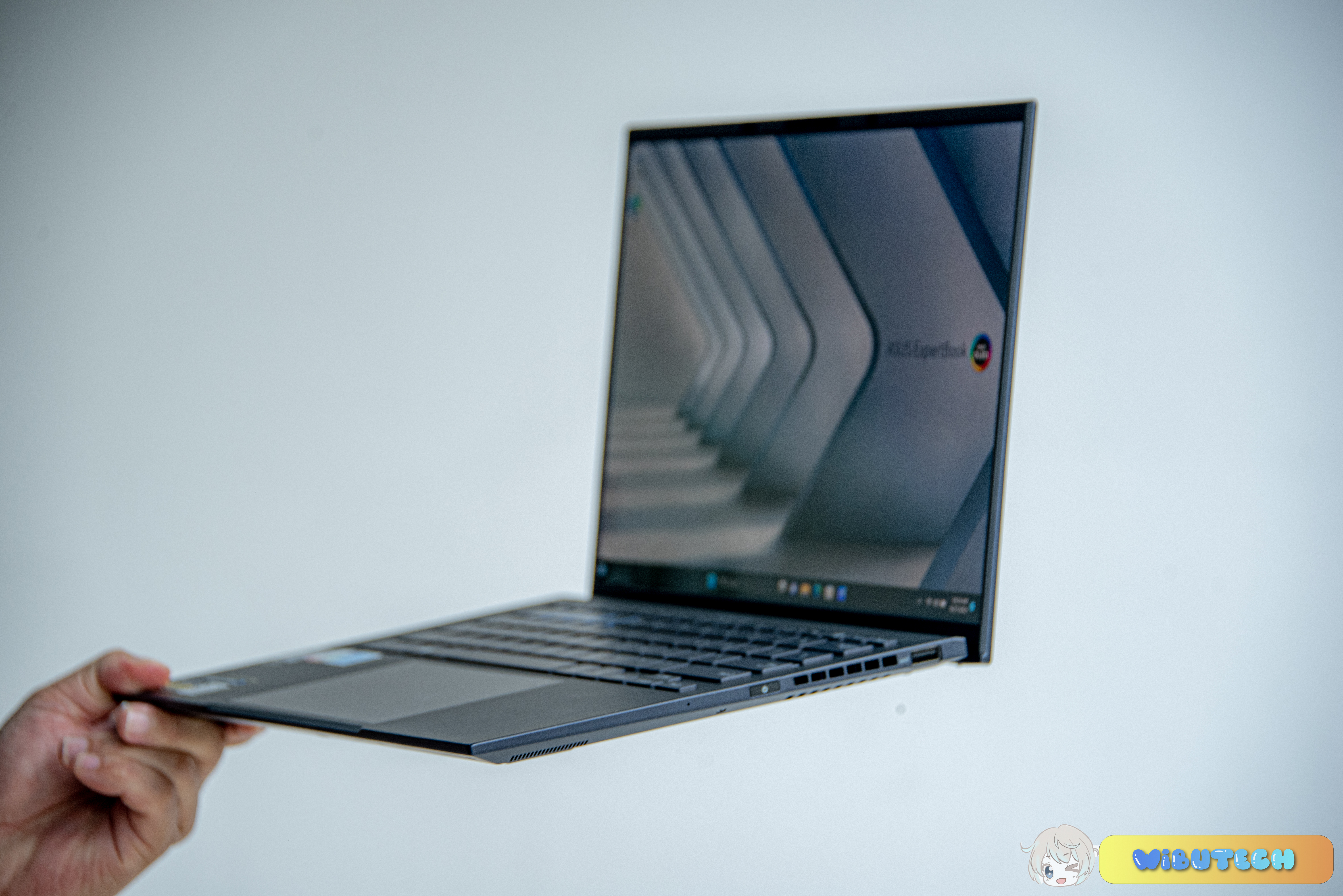 Trên tay ASUS Expertbook B9 OLED